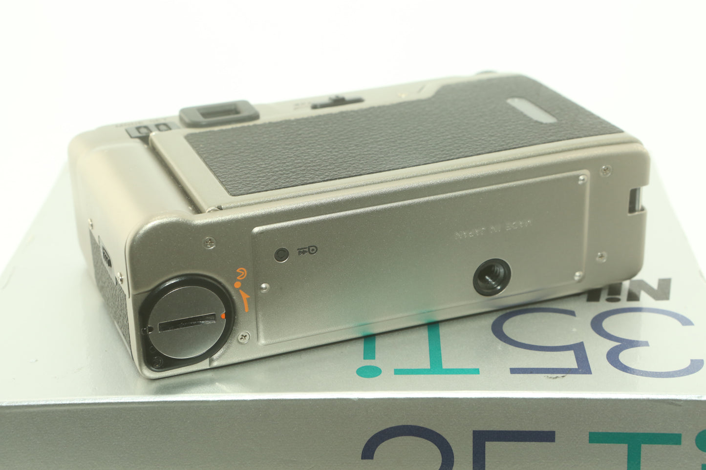Nikon 35 Ti ---MINT---