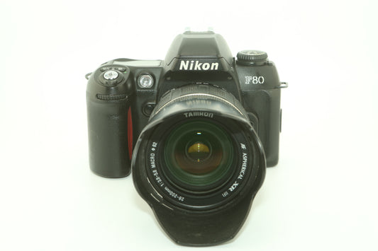 Nikon F80 + zoom